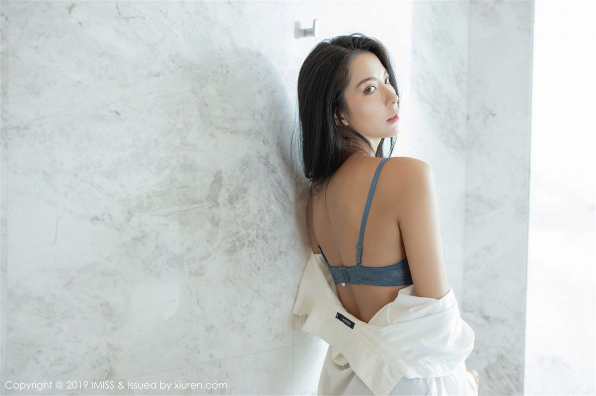 性感女神陈良玲carry白衬衫丝袜美腿蕾丝内衣韵味写真