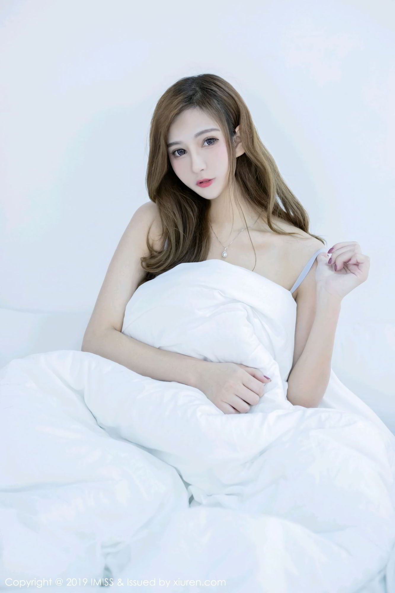 气质女神Lavinia肉丝袜美腿牛仔短裙内衣诱惑写真