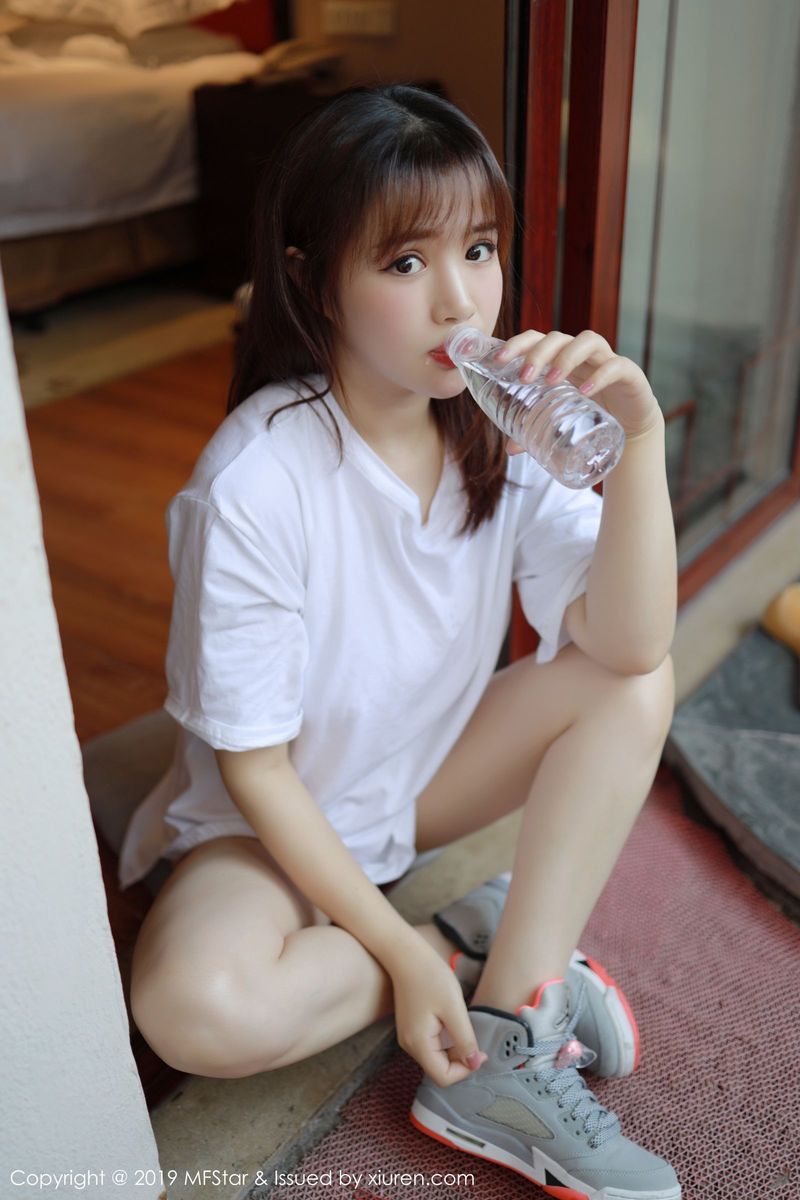 美女模特恩率babe童颜巨乳内衣诱惑首套写真