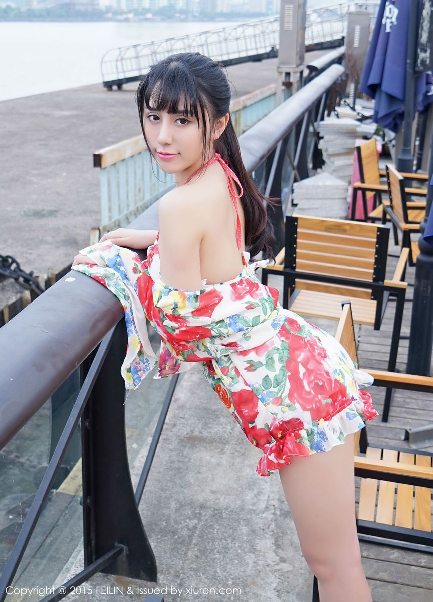 美女模特杨晓青儿沙滩比基尼湿身诱惑新图写真