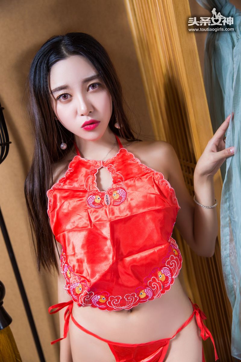 蜜汁痴女李梓熙古典风红肚兜丁字裤情趣写真