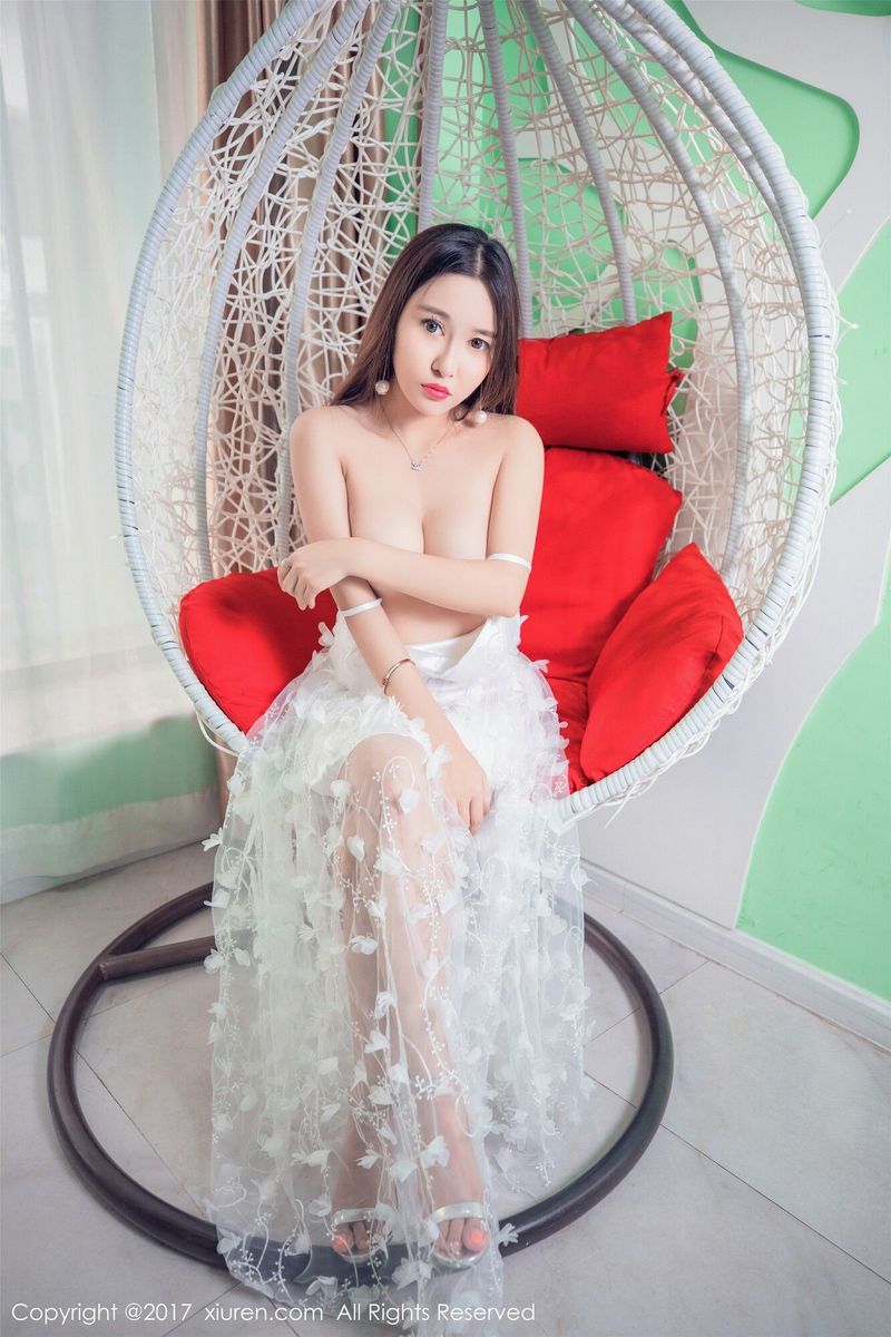 美女模特李梓熙洁白婚纱&粉色情趣内衣套图