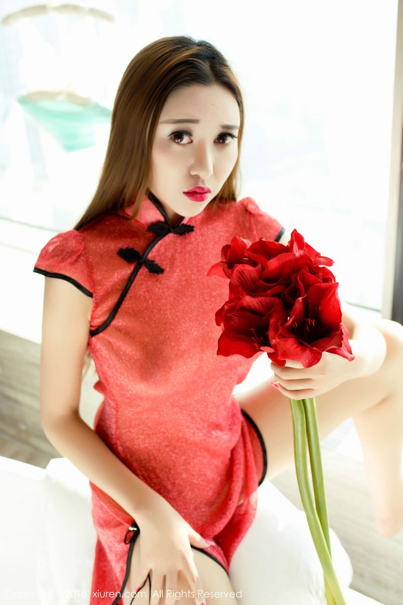E罩杯美女李梓熙蓝色绑带比基尼&红色透明旗袍写真