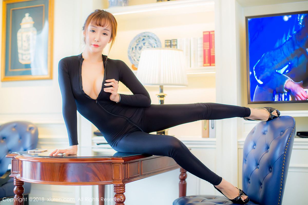 美女模特顾灿极致黑色紧身内衣湿身系列性感写真