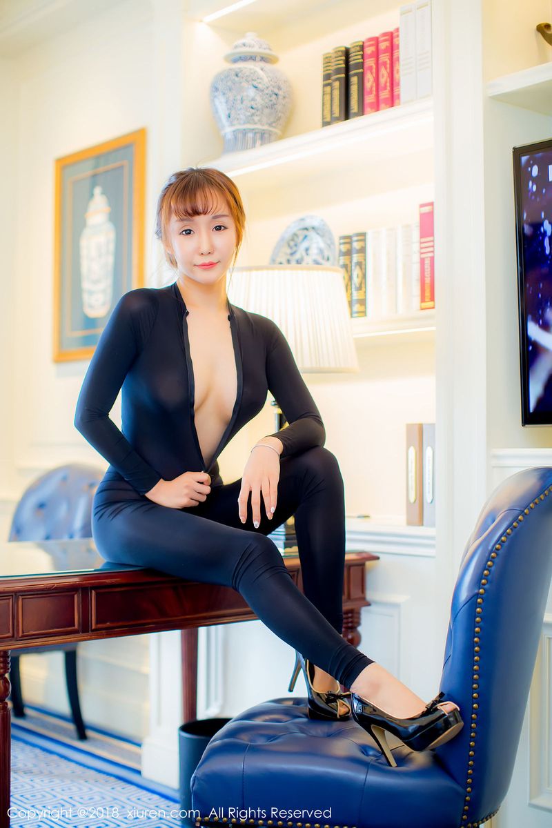 美女模特顾灿极致黑色紧身内衣湿身系列性感写真