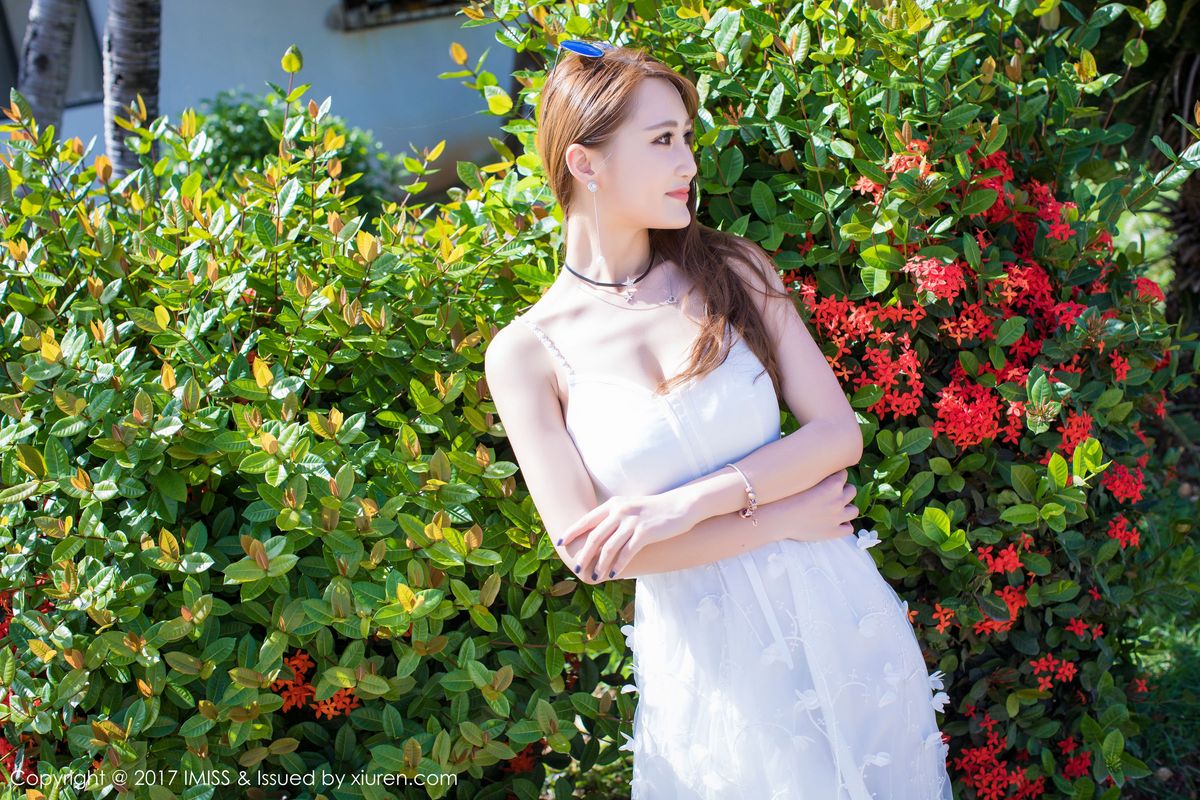气质美女妤薇Vivian性感OL白色长裙塞班迷人旅拍