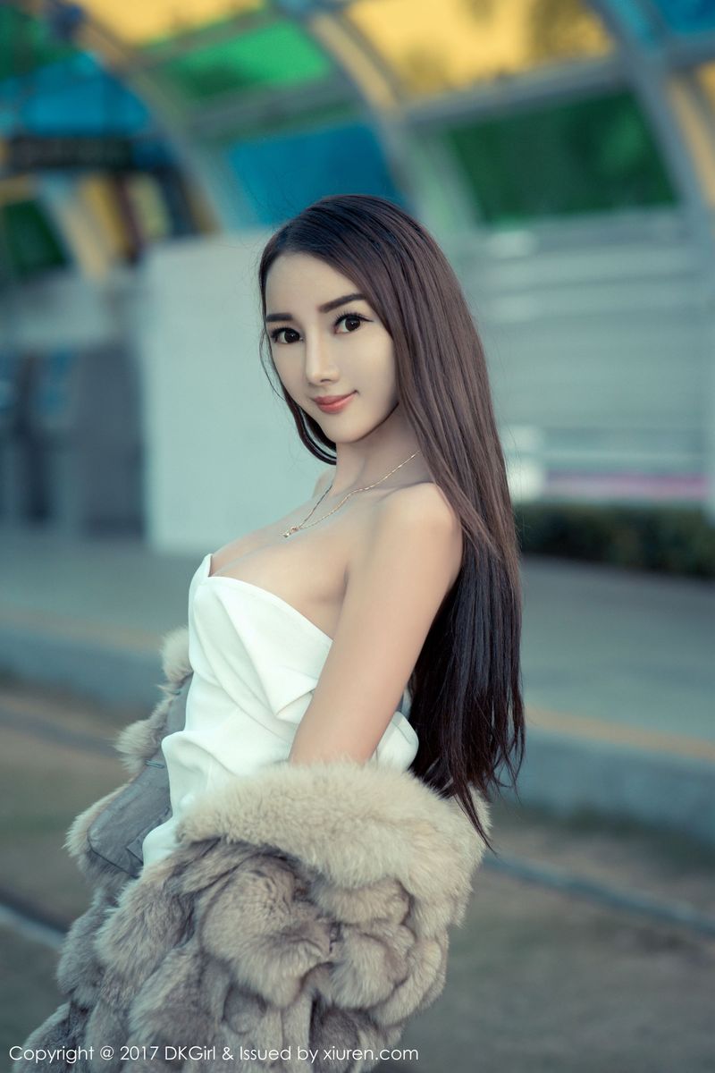 美女模特婕西儿jessie隧道露出羊城小蛮腰写真