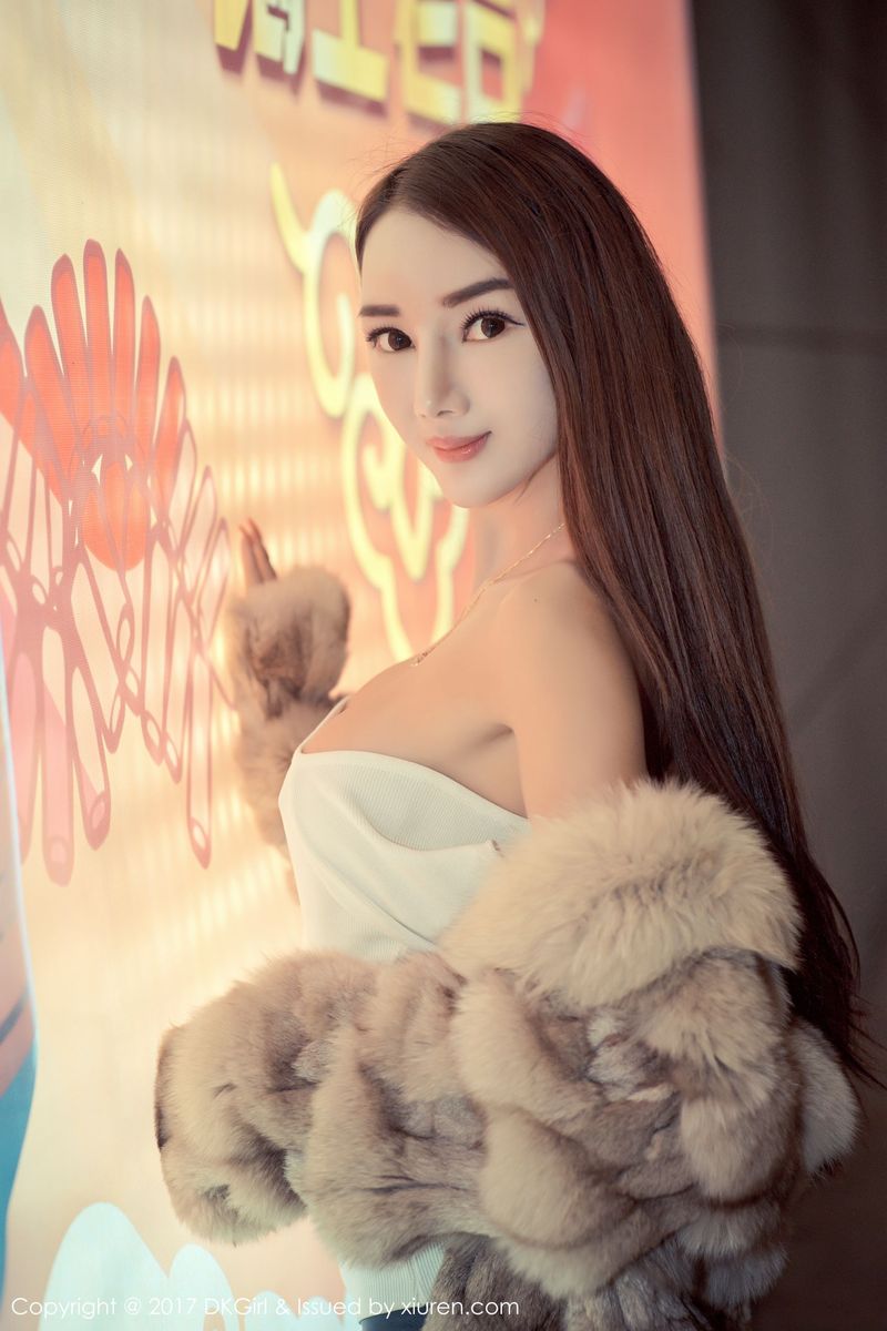 性感女神婕西儿jessie比基尼+外景露出羊城小蛮腰写真