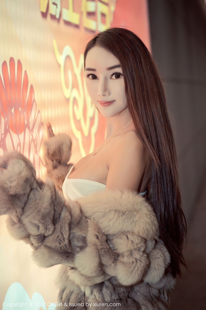 性感女神婕西儿jessie比基尼+外景露出羊城小蛮腰写真