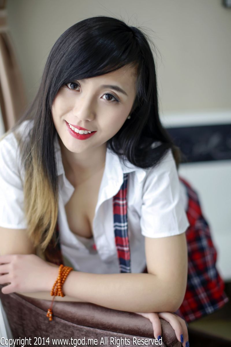 新人模特谢忱倬情趣吊裙+平安夜校服诱惑套图