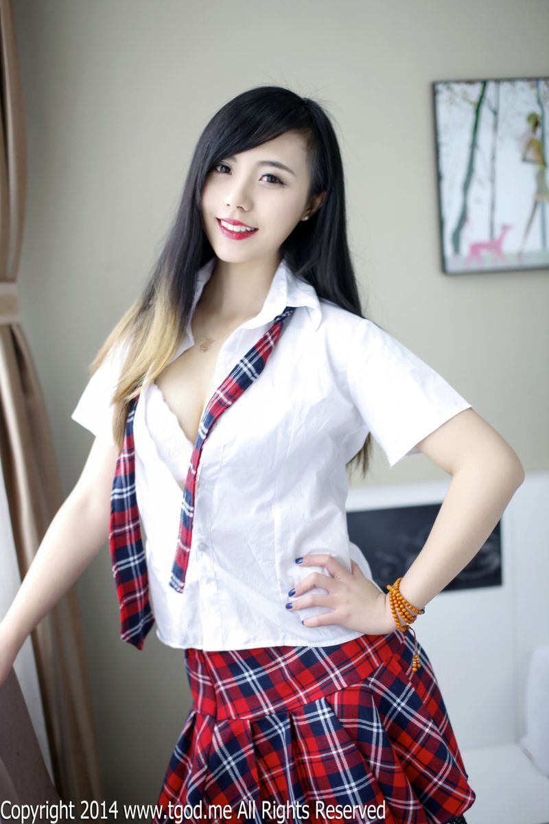 新人模特谢忱倬情趣吊裙+平安夜校服诱惑套图