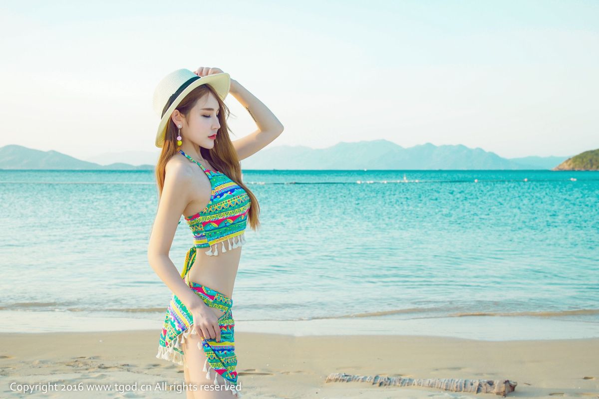 美女模特伍月yuer花仙子装扮沙滩比基尼越南芽庄旅拍