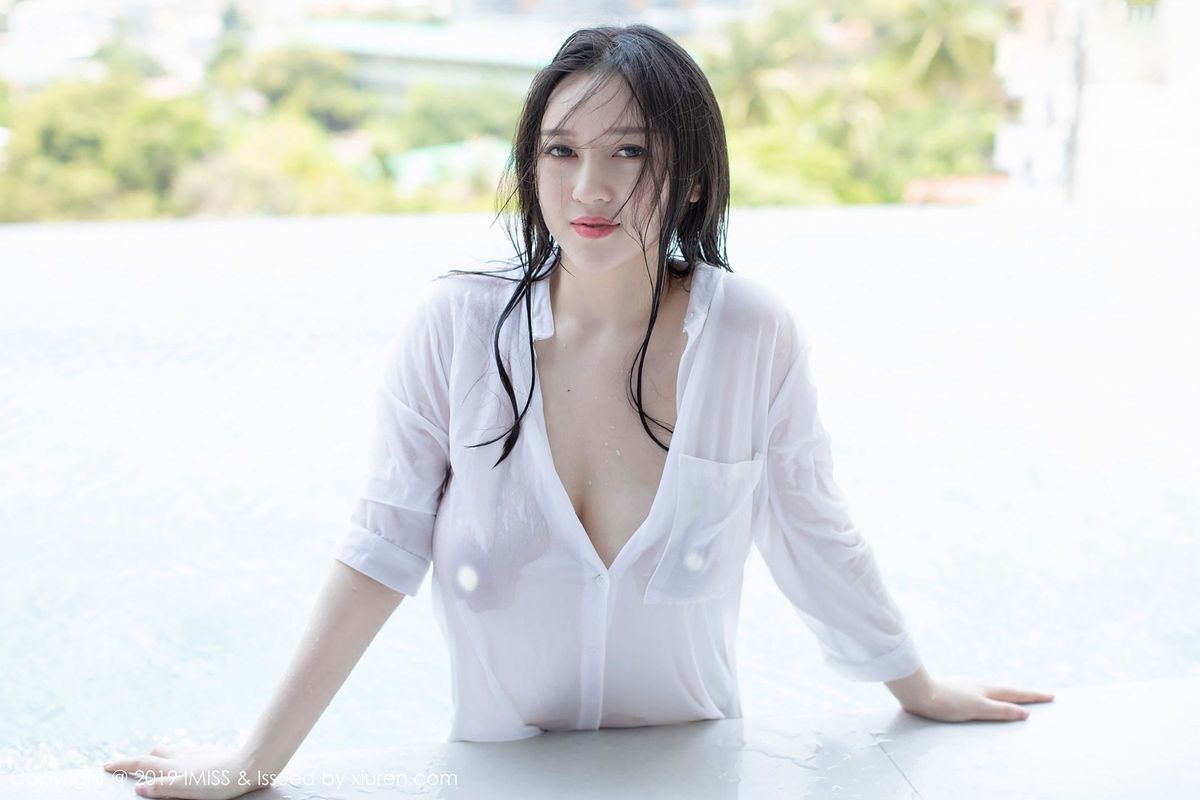 性感女神恩一黑丝与白衬衫湿身系列普吉岛旅拍