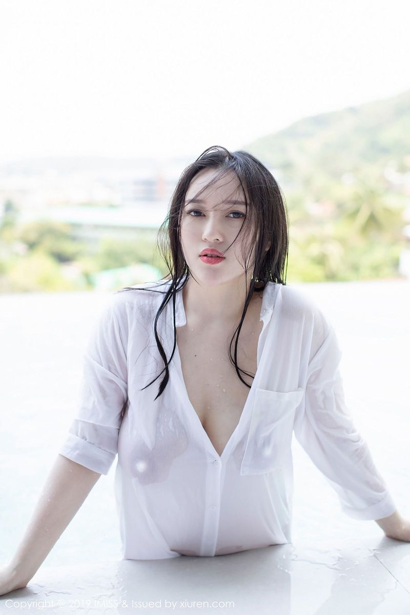 性感女神恩一黑丝与白衬衫湿身系列普吉岛旅拍