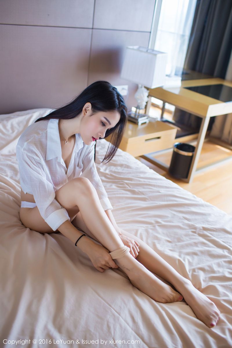 靓丽模特鬼妹係诗茗丝袜美腿空姐装扮诱惑写真