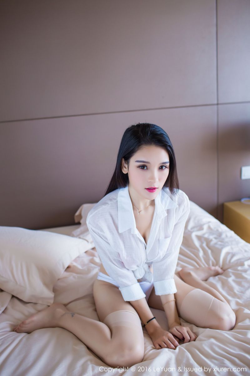 靓丽模特鬼妹係诗茗丝袜美腿空姐装扮诱惑写真