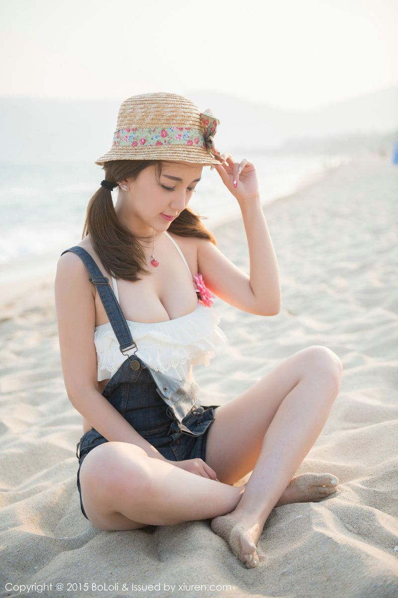 美女模特Monkey小潘鼠三亚沙滩内衣诱惑写真