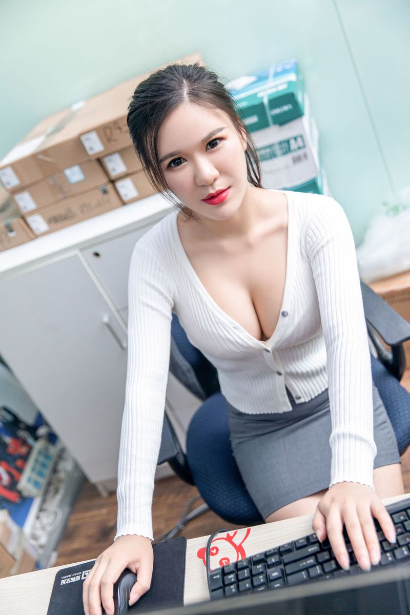 美女模特王紫琳职场OL办公室诱惑系列写真