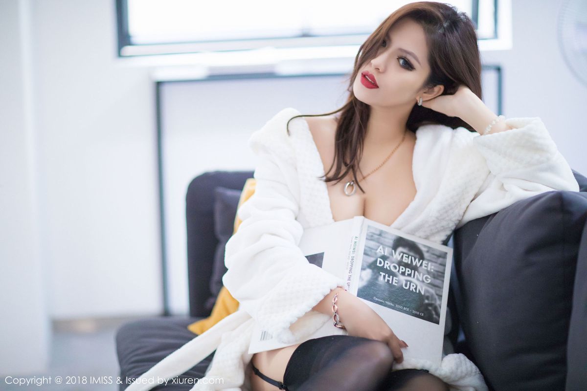 高挑美女若彤boomboom黑丝美腿白浴袍透视写真