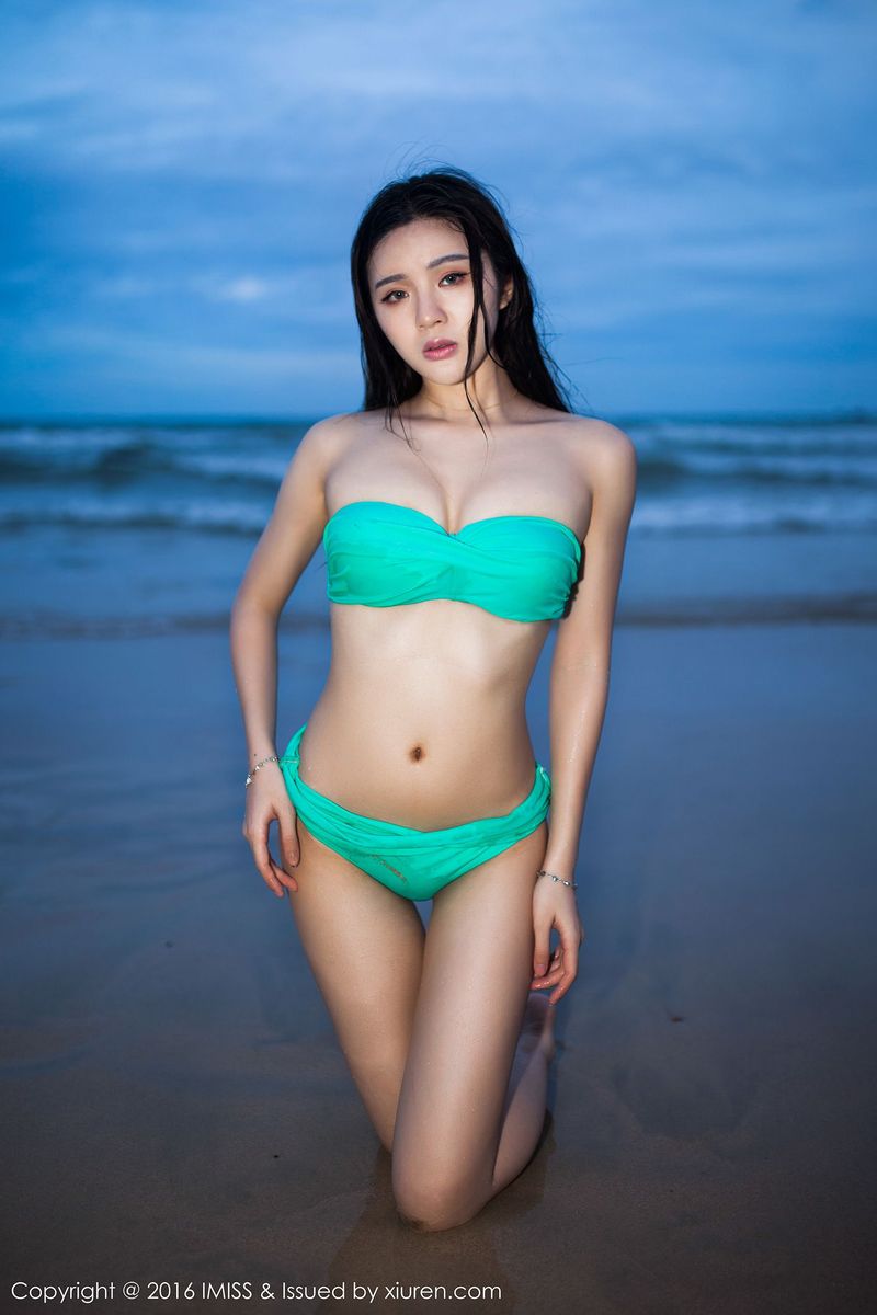 美女模特颖儿EI唯美海边沙滩比基尼诱惑首套写真