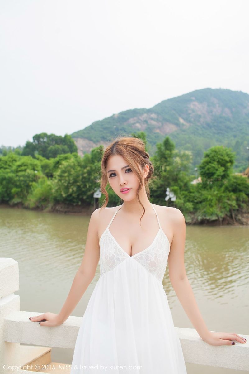 性感女神妍妍Yanyan白色蕾丝长裙同程旅游户外写真