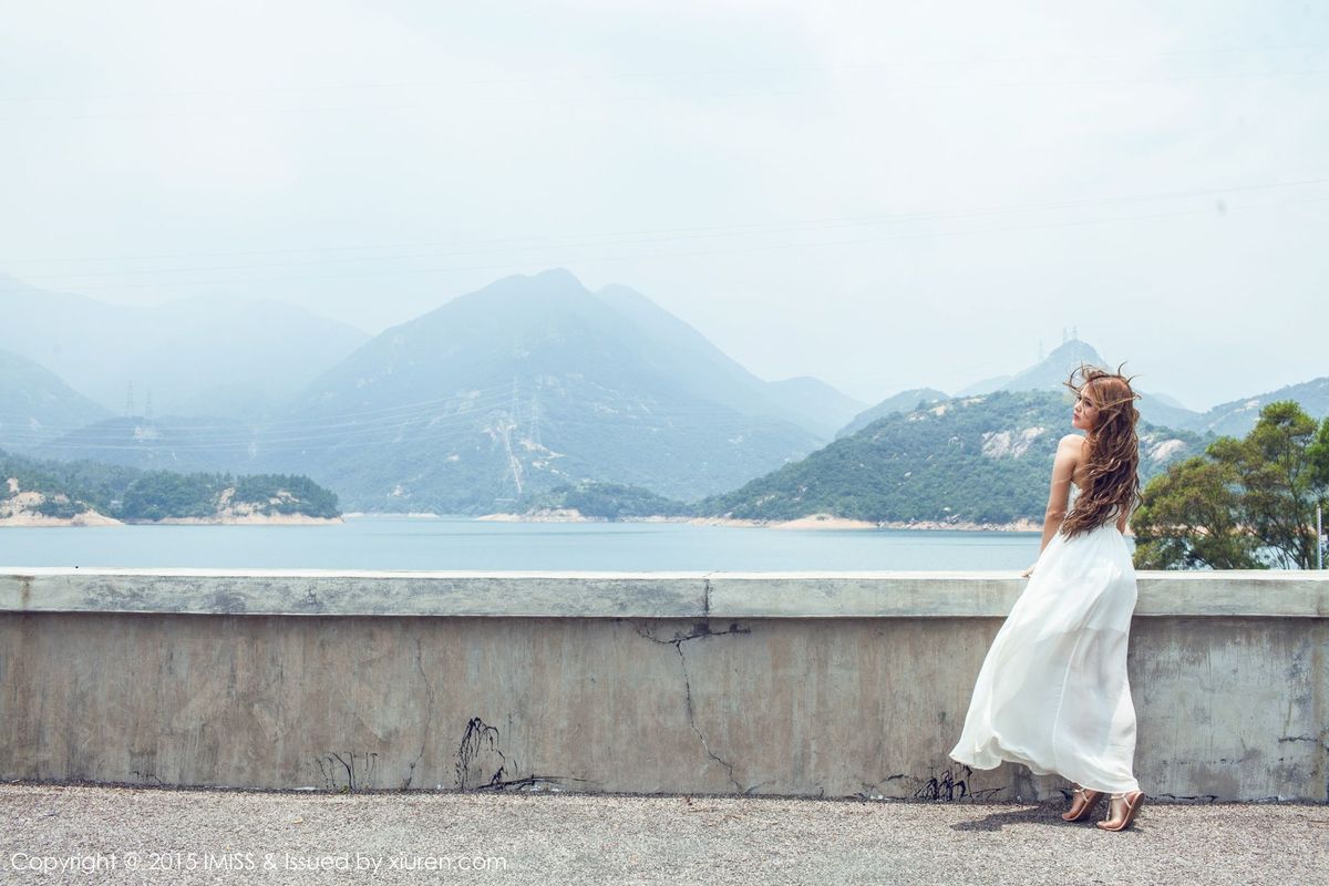 性感女神妍妍Yanyan白色蕾丝长裙同程旅游户外写真