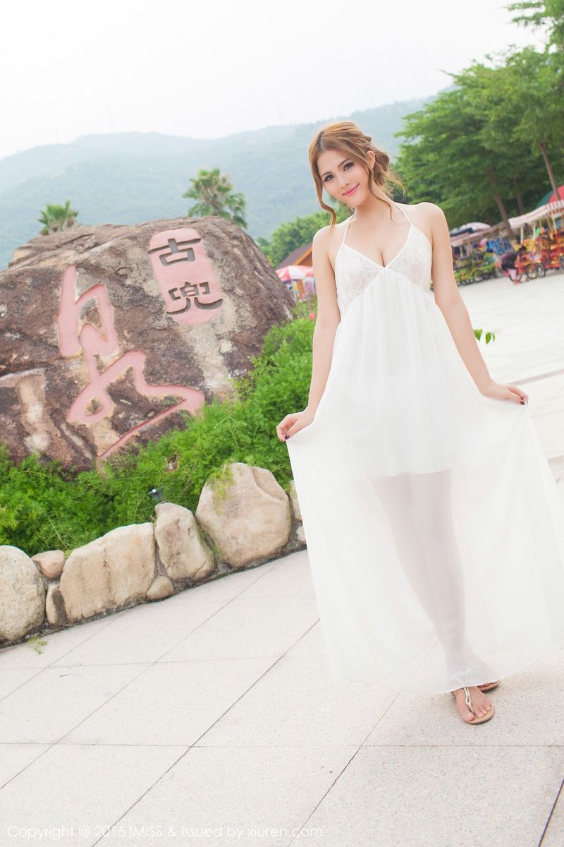 性感女神妍妍Yanyan白色蕾丝长裙同程旅游户外写真