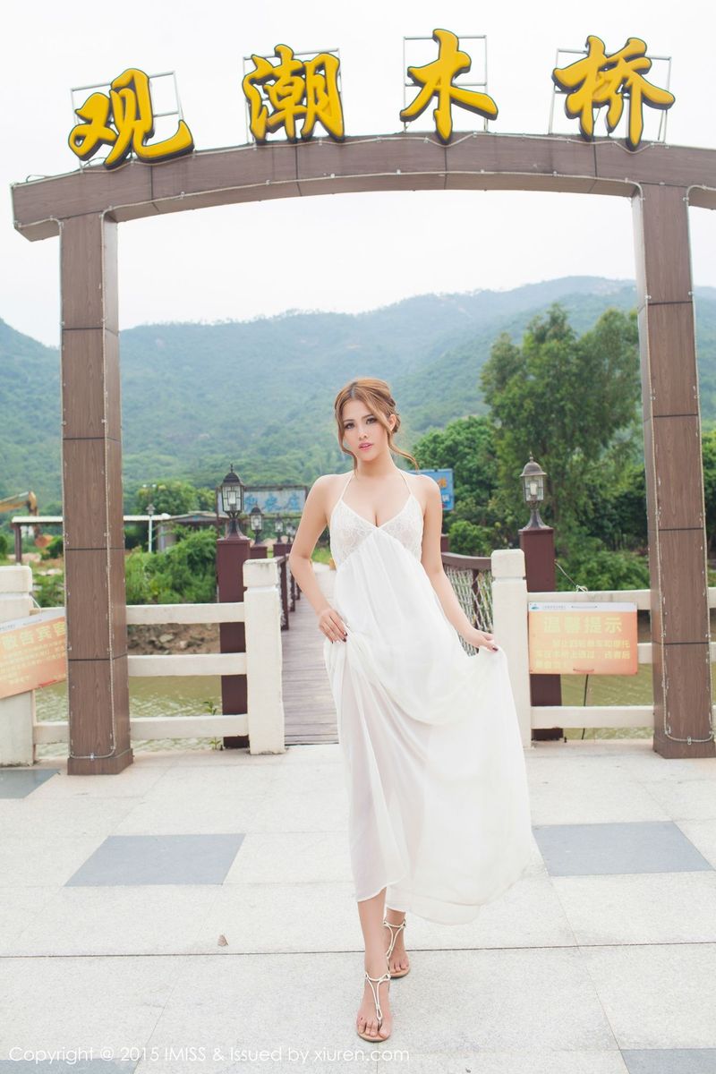 性感女神妍妍Yanyan白色蕾丝长裙同程旅游户外写真