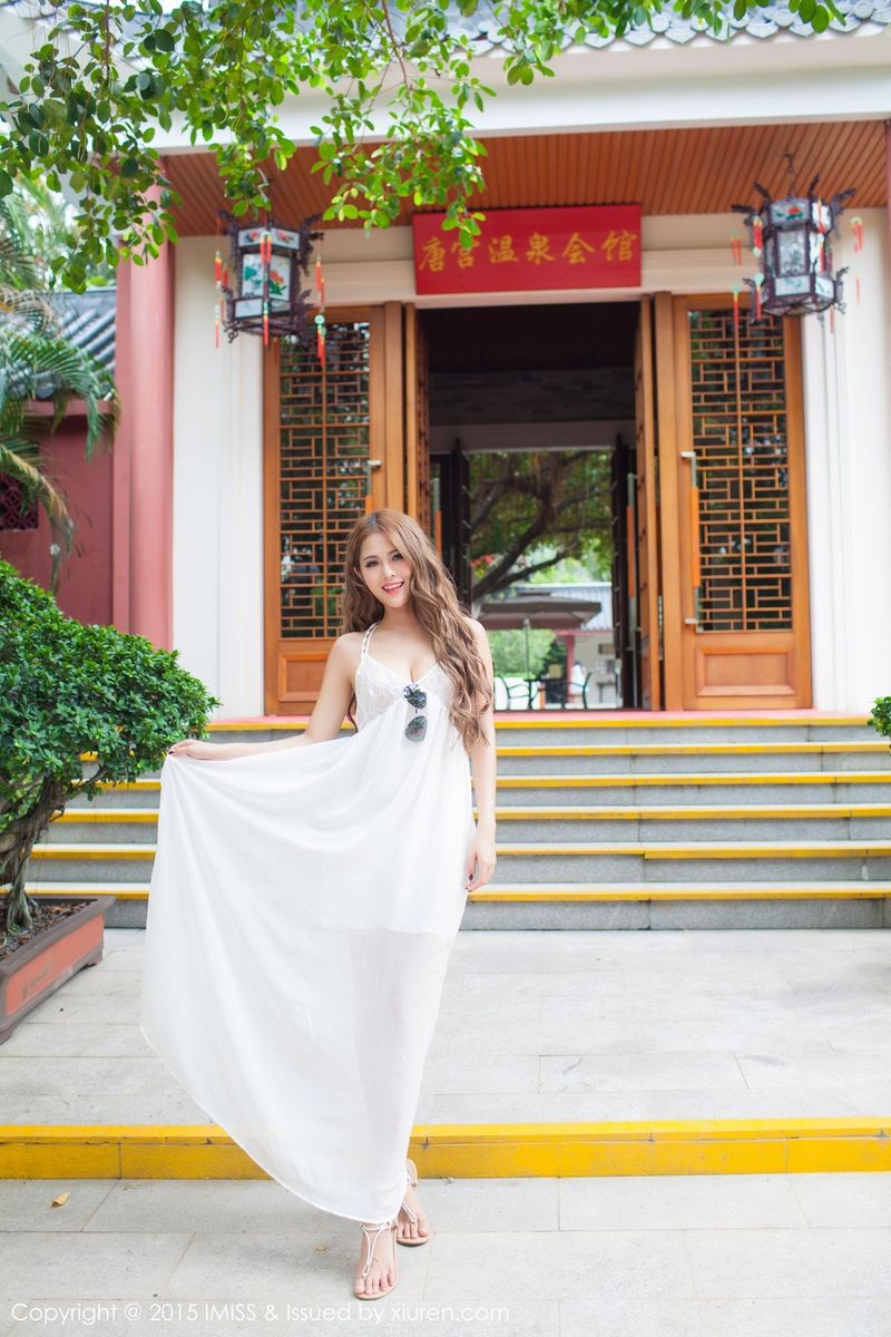 性感女神妍妍Yanyan白色蕾丝长裙同程旅游户外写真
