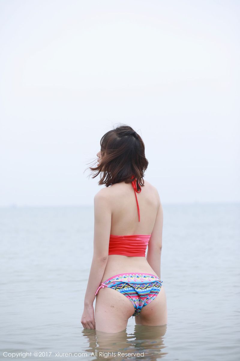性感女神奈奈Fox海边沙滩比基尼诱惑系列写真