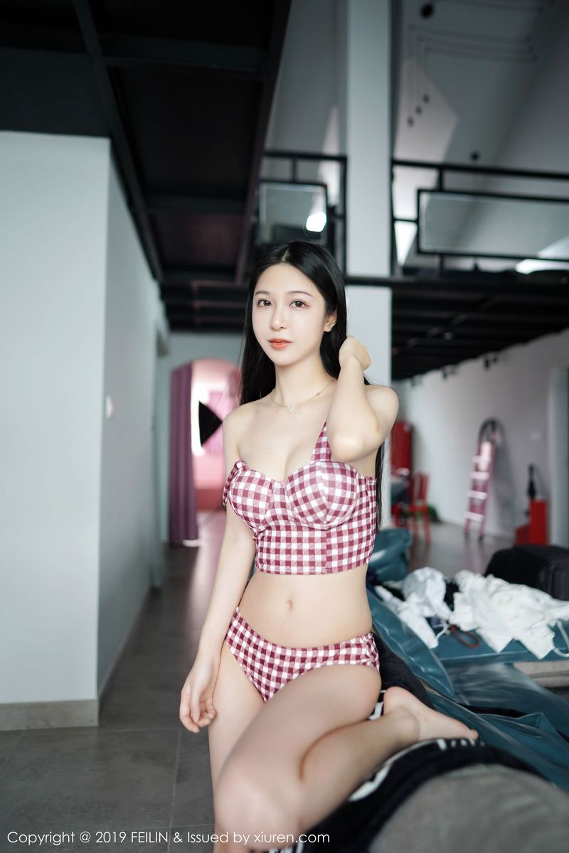 美女模特luna张静燕丝质吊裙内衣诱惑女友视角写真