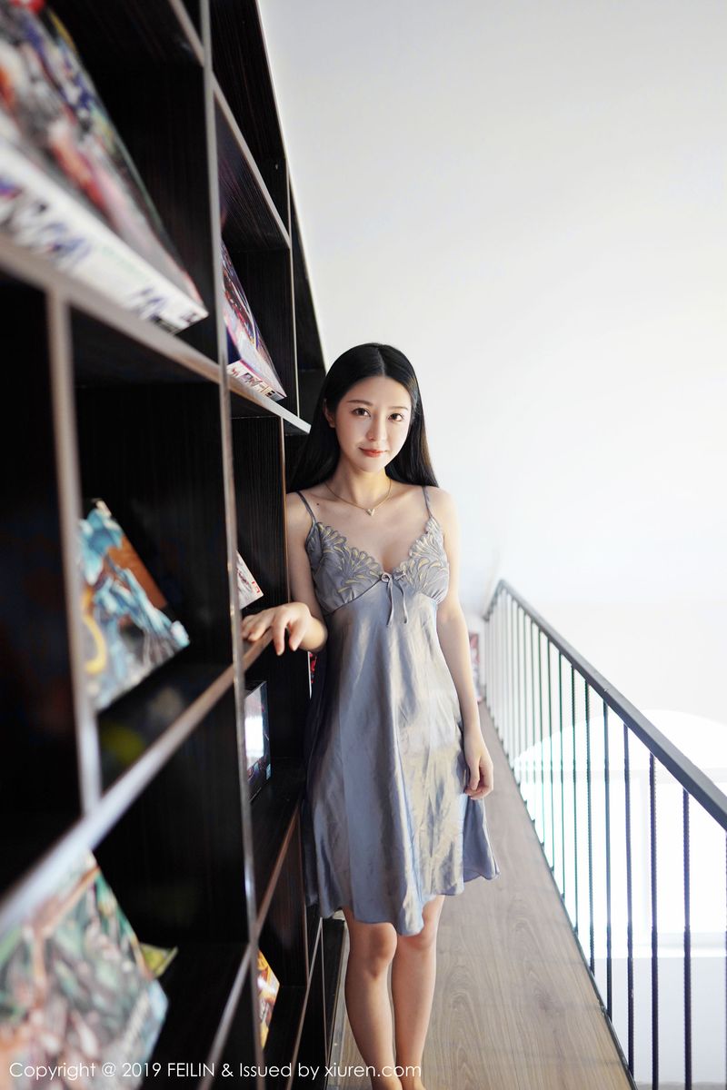 美女模特luna张静燕丝质吊裙内衣诱惑女友视角写真