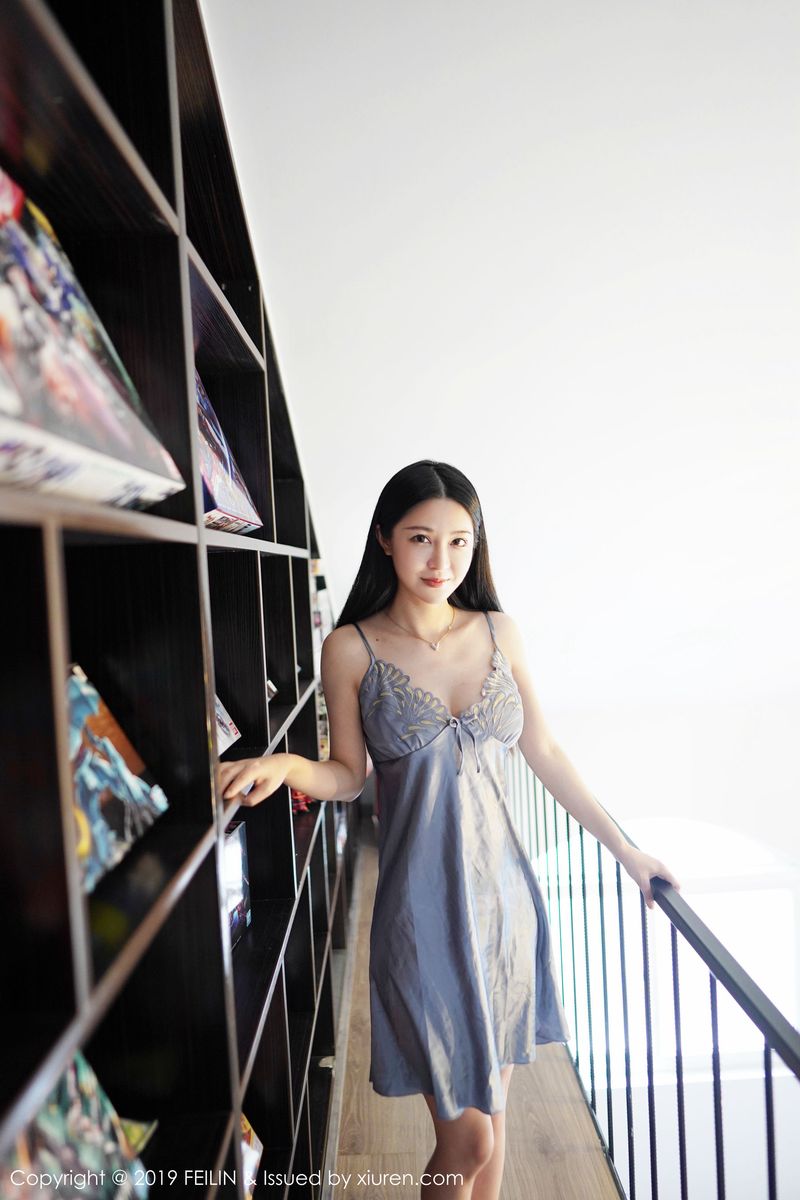 美女模特luna张静燕丝质吊裙内衣诱惑女友视角写真