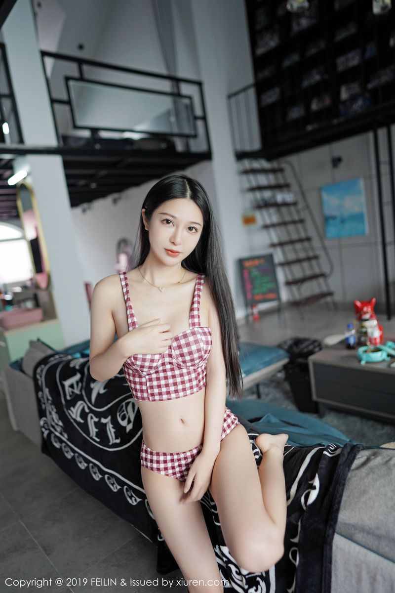 美女模特luna张静燕丝质吊裙内衣诱惑女友视角写真