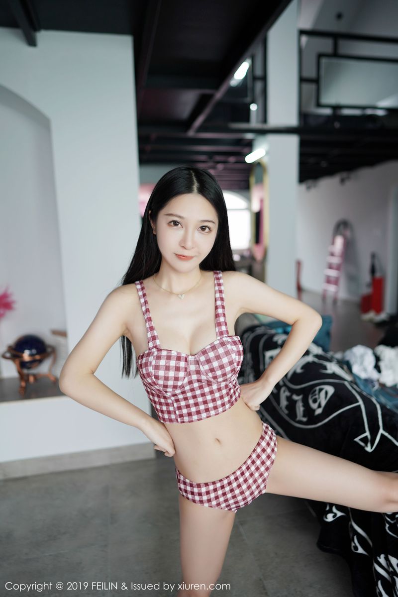 美女模特luna张静燕丝质吊裙内衣诱惑女友视角写真
