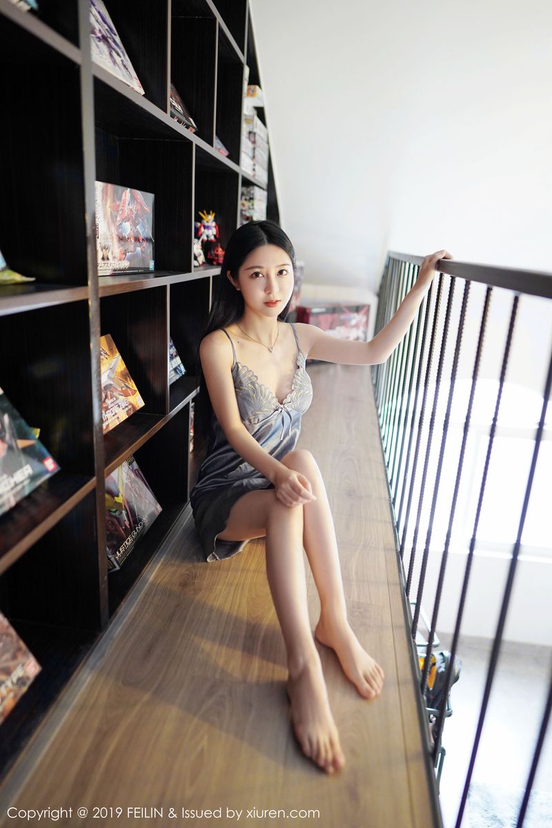 美女模特luna张静燕丝质吊裙内衣诱惑女友视角写真