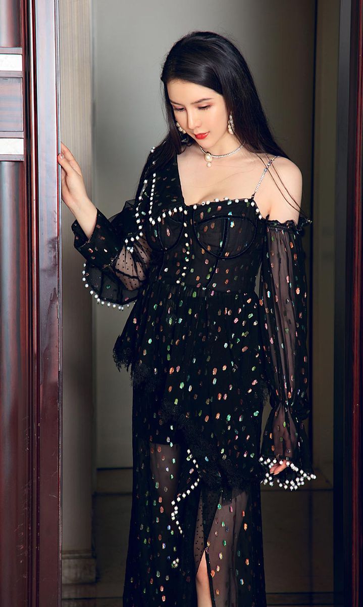 美女模特李丽莎美腿翘臀居家低温性感私房写真