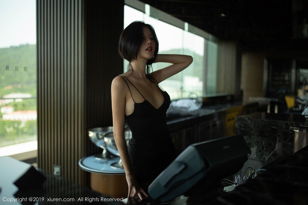 美女模特就是阿朱啊黑丝美腿酒窖主题冷艳写真