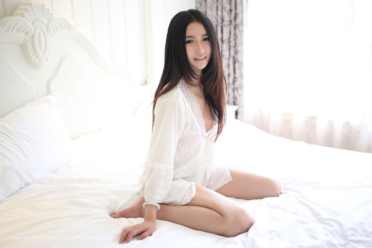 美女主播MOON嘉依4套性感内衣修长美腿高清写真