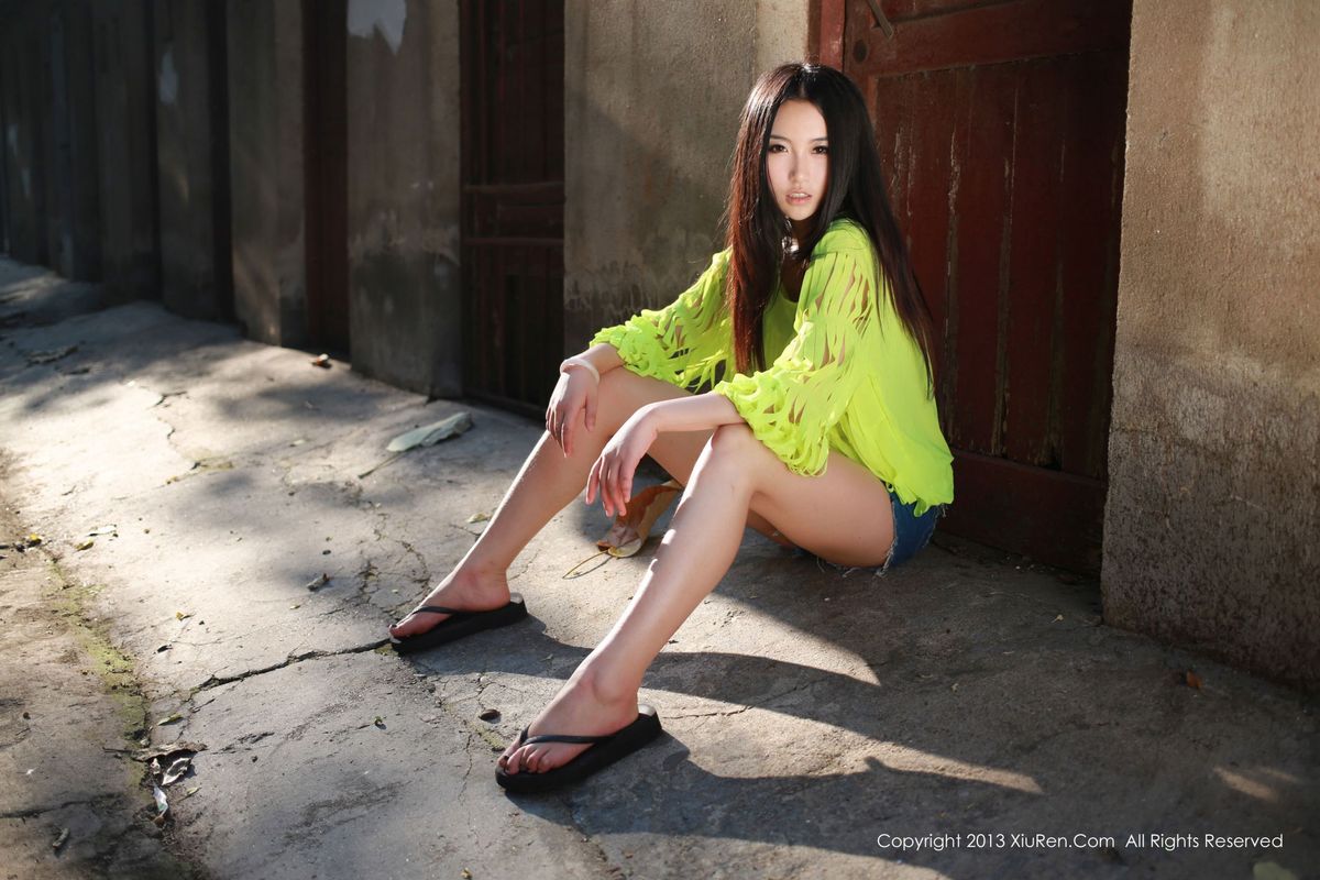 美女模特MOON嘉依牛仔热裤外拍系列性感写真