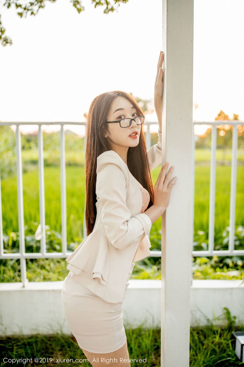 清甜妹子小九月丝袜美腿女秘书职场OL装扮心愿旅拍