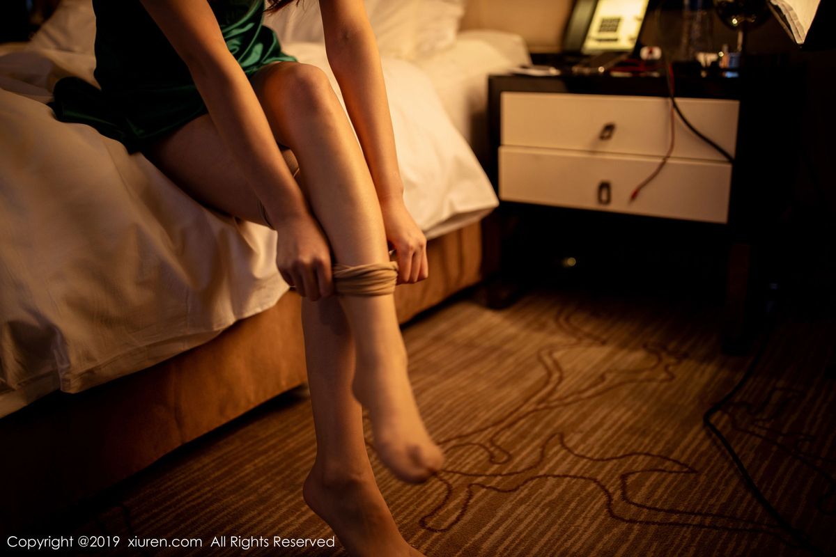 美女模特小九月蓝色吊带丝袜美腿性感写真