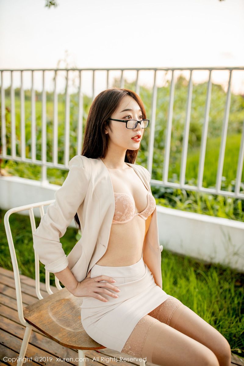 清甜妹子小九月丝袜美腿女秘书职场OL装扮心愿旅拍