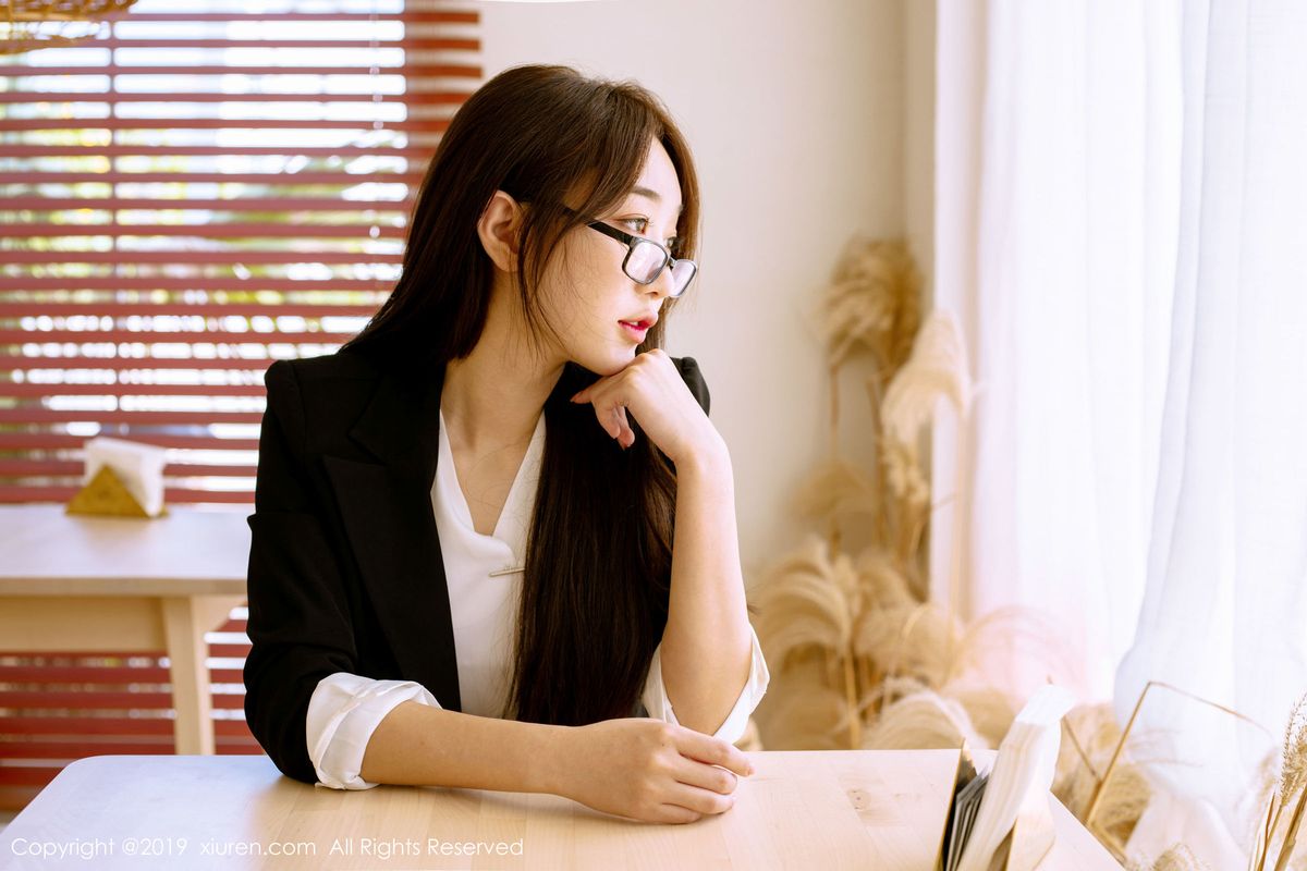 清甜妹子小九月性感秘书职场OL装扮心愿旅拍