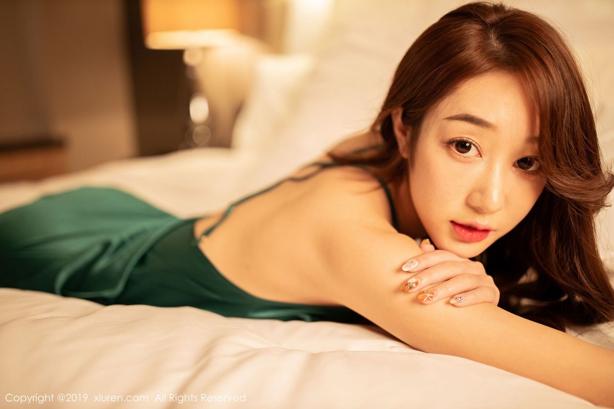 美女模特小九月蓝色吊带丝袜美腿性感写真