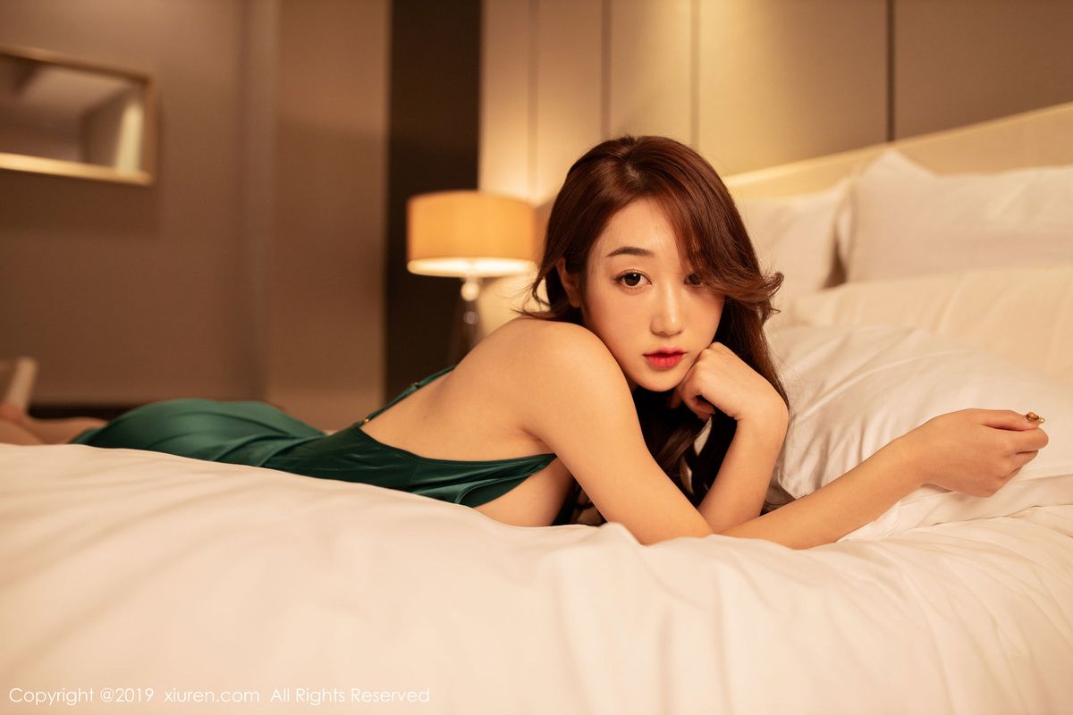 美女模特小九月蓝色吊带丝袜美腿性感写真