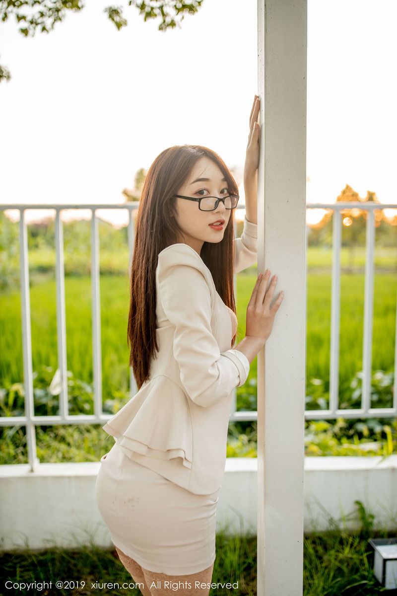 清甜妹子小九月丝袜美腿女秘书职场OL装扮心愿旅拍