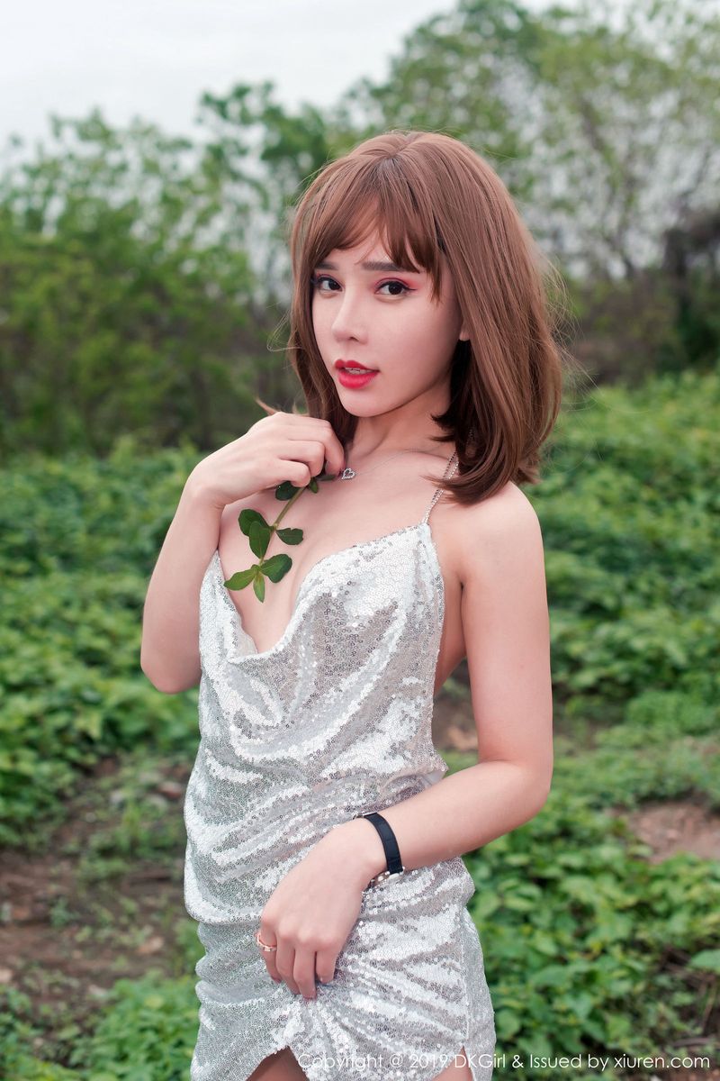 美女模特艾小青丝袜美腿户外真空拍摄性感写真