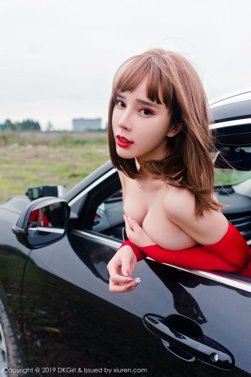 美女模特艾小青筒袜美腿真空户外露出车拍写真