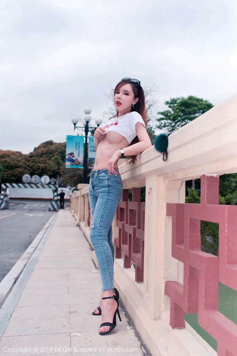 美女模特艾小青户外露天拍摄系列真空狂野写真
